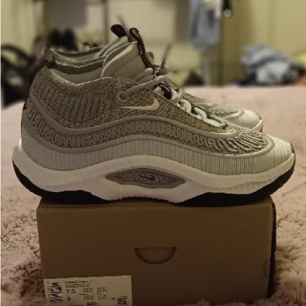 Nike cosmic unity 3s size 7.5 men’s 9 women’s